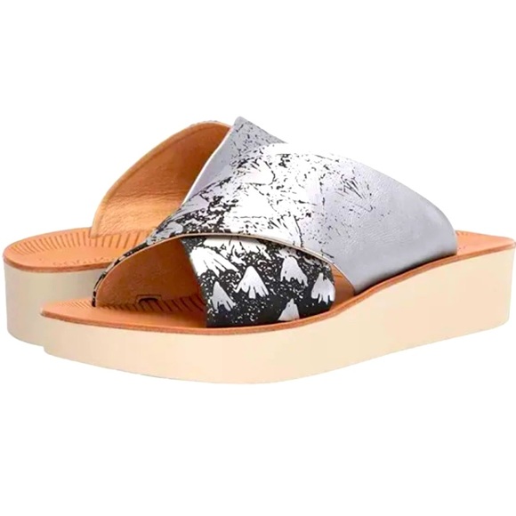 OluKai Shoes - 🤩NEW OLUKAI - Onohi Crossband Sandals in Black and Silver size 8
